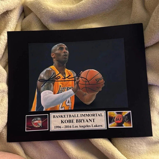  - Kobe Bryant autographed 8x10 photo - STARWORLDUSA.com